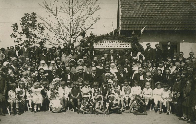 KKE 5354.jpg - Fot. Rodzinne. Przedszkole czytelni kolejowej S.S. Dopinikanek na fotografii rodzina Lorek, lata 30-te XX wieku.